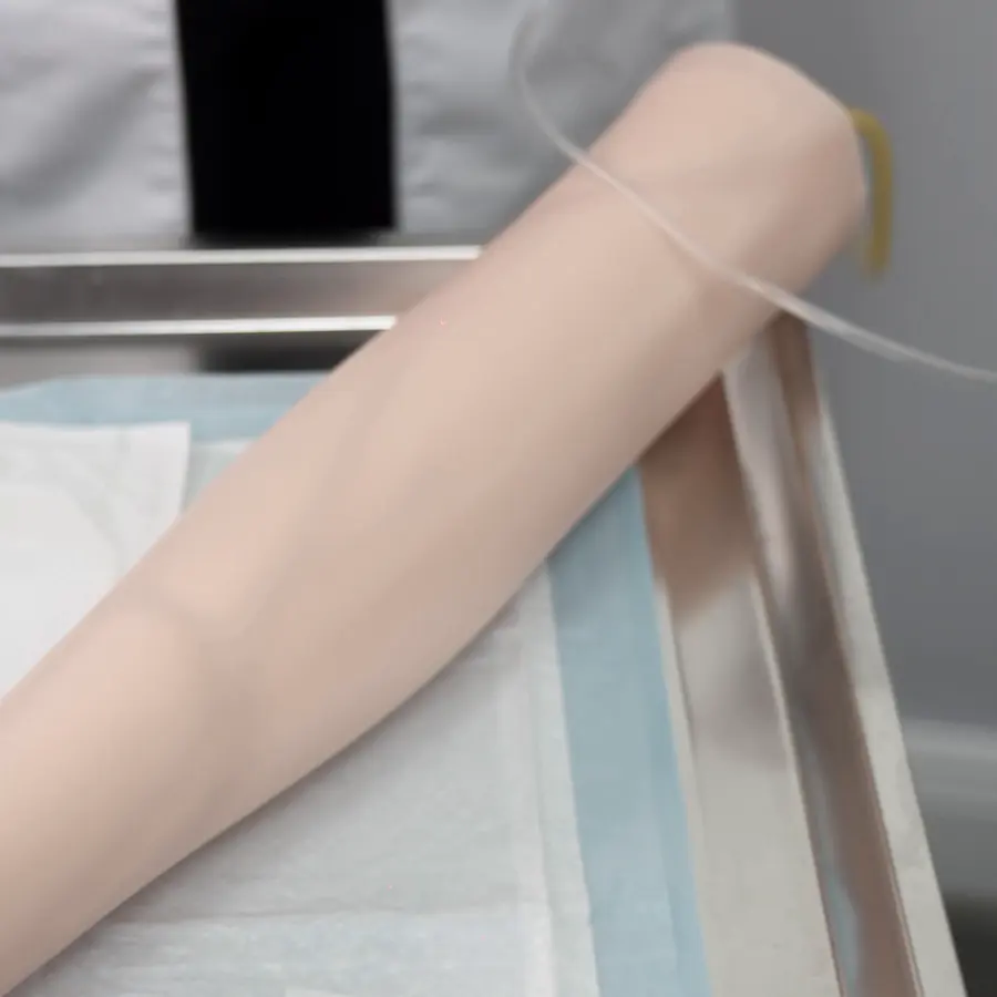 Brazo de práctica en bandeja para entrenar la extracción de sangre