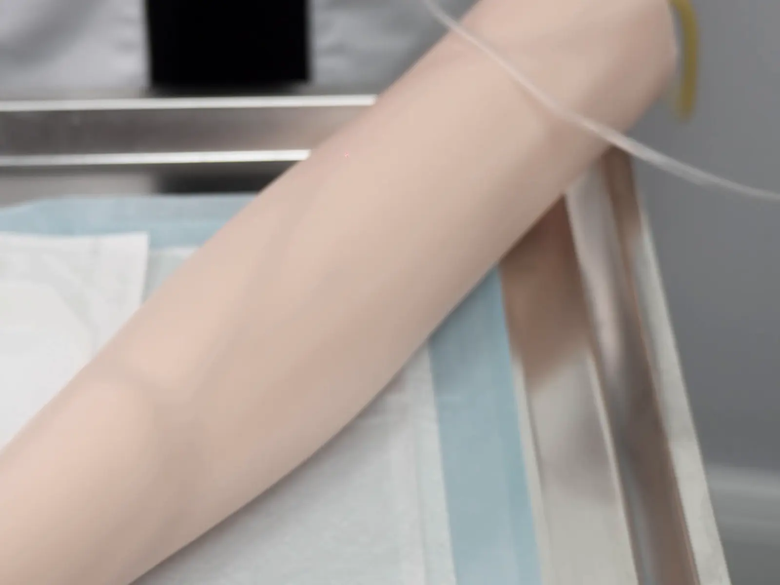 Brazo de práctica en bandeja para entrenar la extracción de sangre