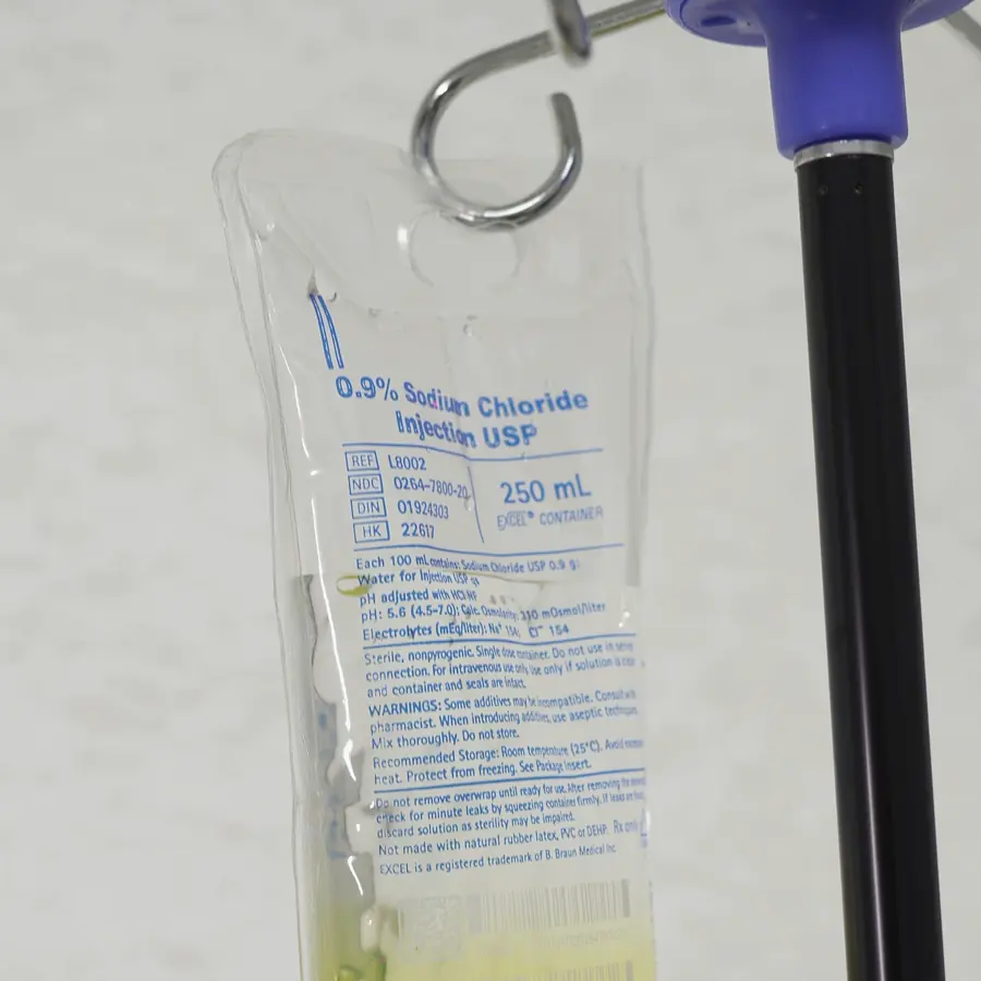 Bolsa de suero colgada en el palo durante la clase de IV Therapy