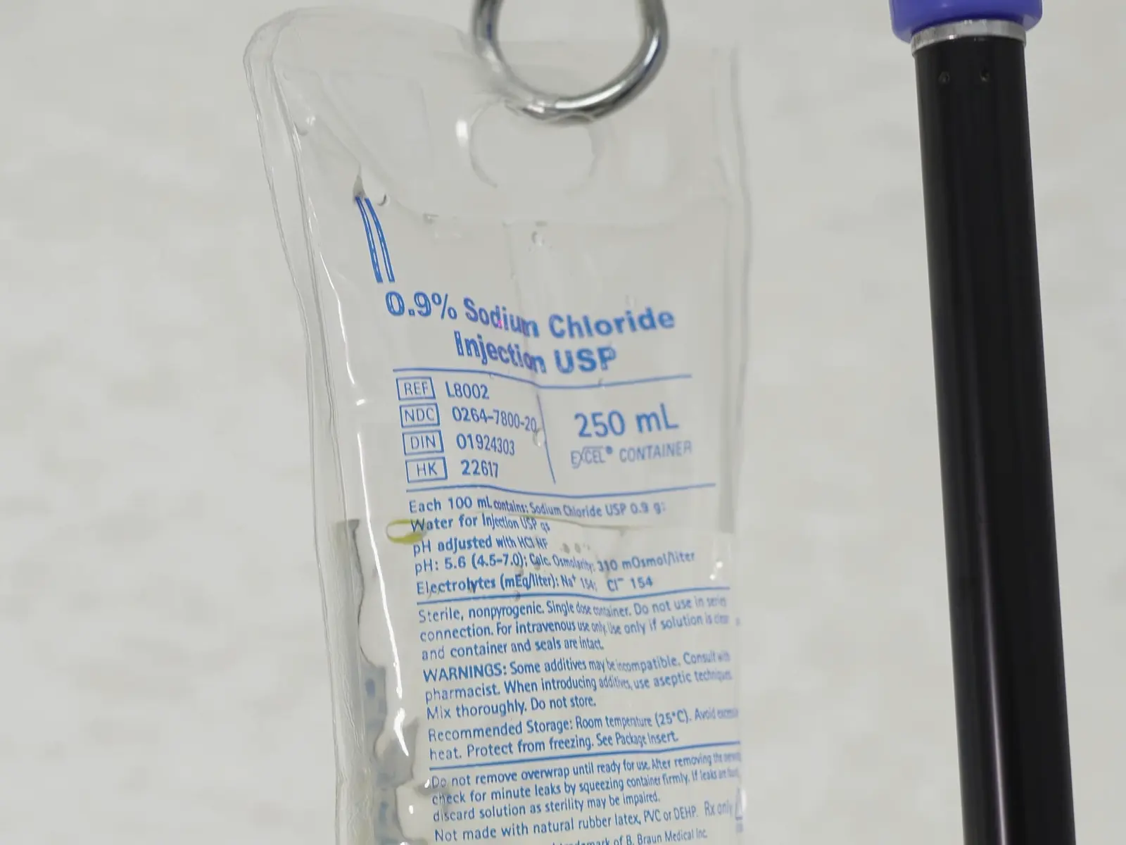 Bolsa de suero colgada en el palo durante la clase de IV Therapy