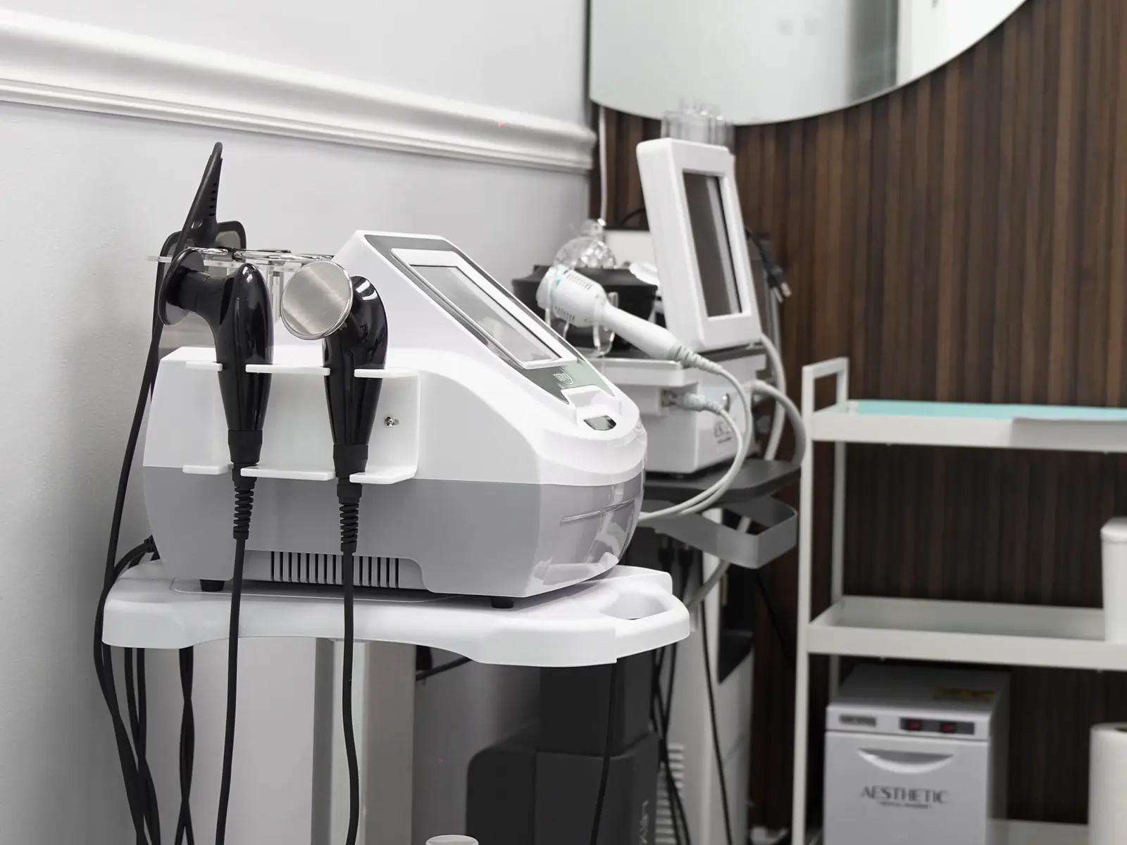 Equipos médico-estéticos junto al espejo de la sala