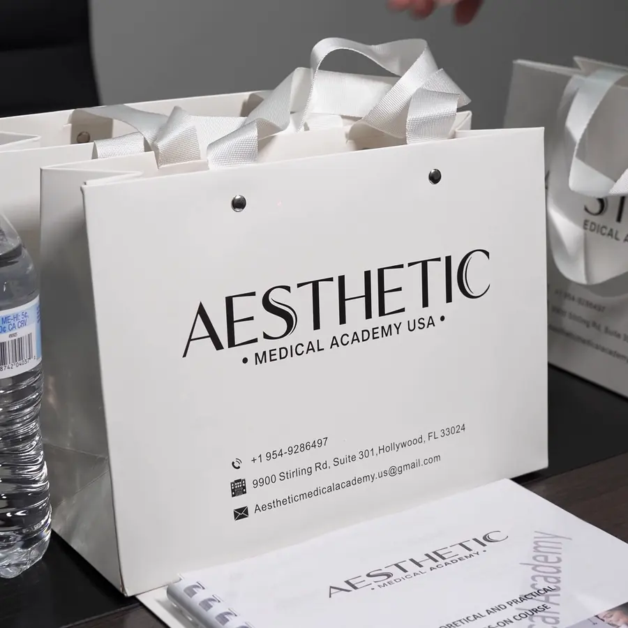 Bolsa y manual del kit del alumno con la marca de la academia